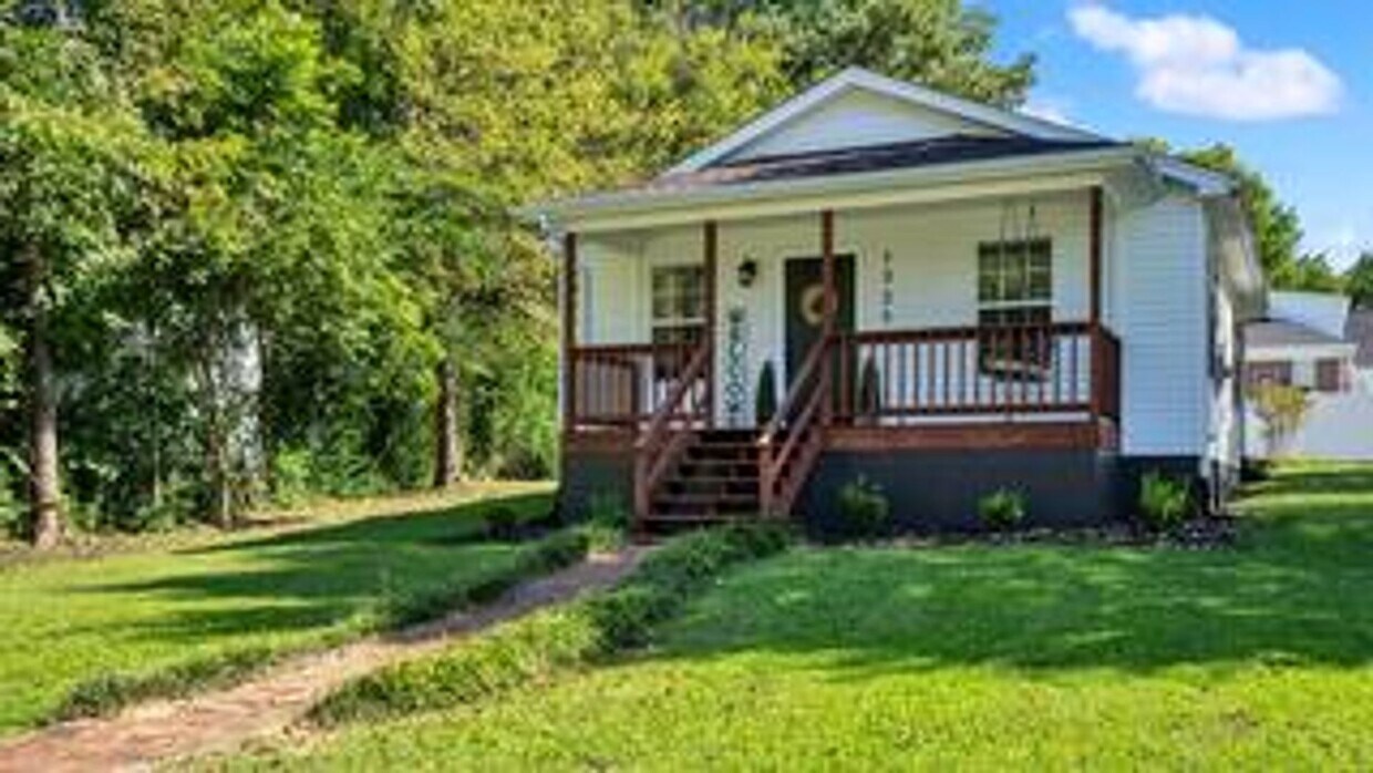 Primary Photo - FULLY-FURNISHED ADORABLE COTTAGE-STYLE HOME