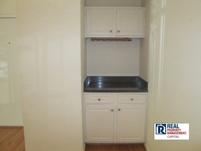 Foto del edificio - 8203 Whispering Oaks Way