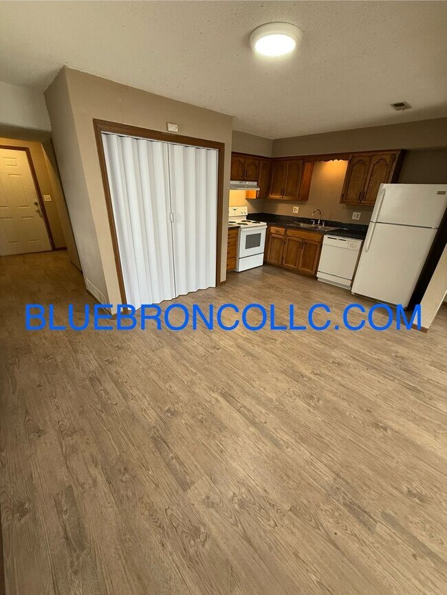 Foto del edificio - New vinyl plank flooring and updated finis...