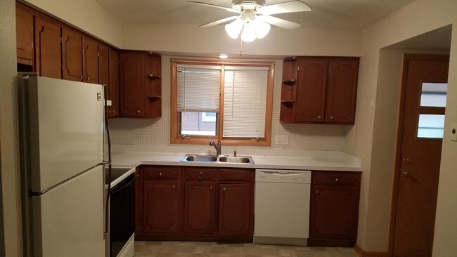 Building Photo - 712 Medford Dr