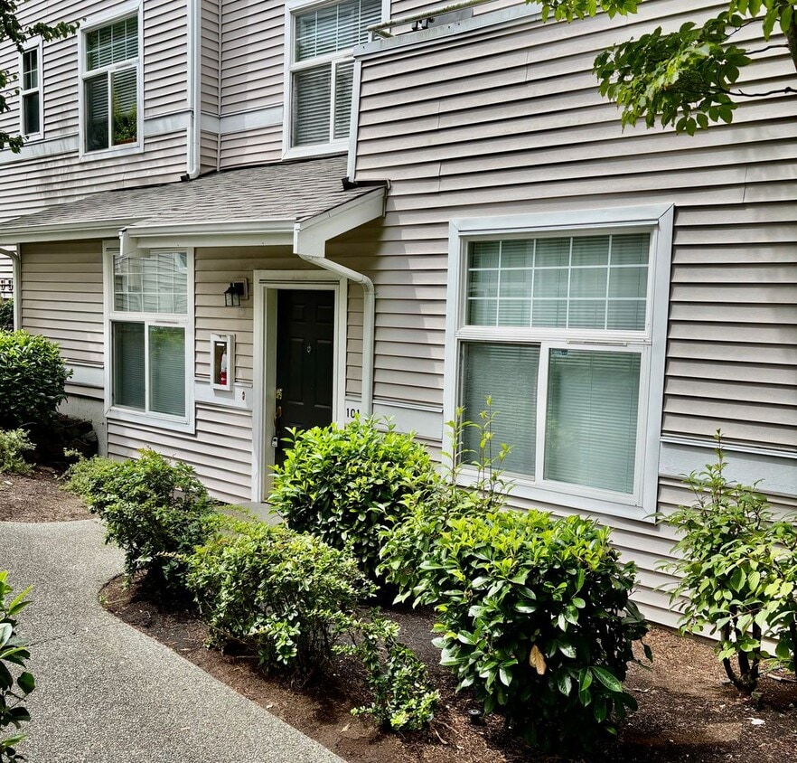 Primary Photo - 2 Bed / 2 Bath Bellevue Condo $2,595/mo