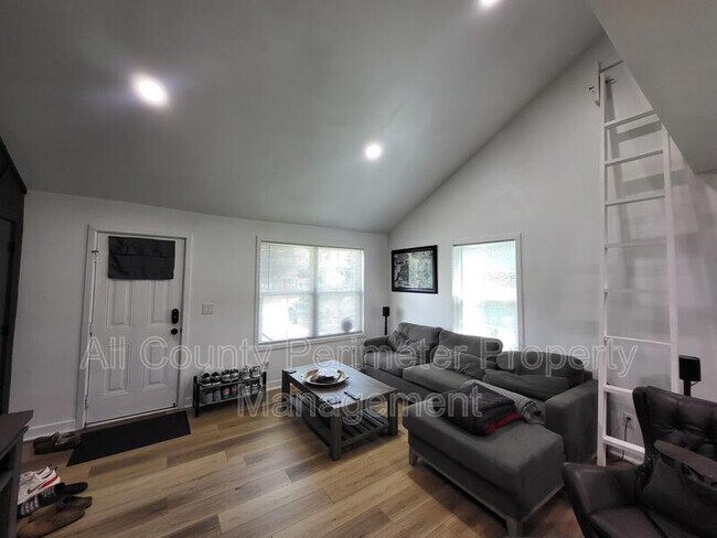 Building Photo - 2107 Pinehurst Dr