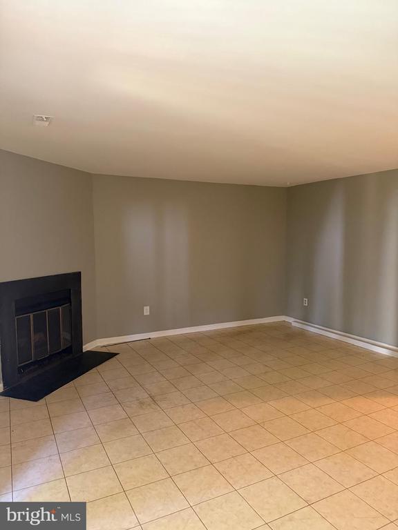 Foto del edificio - 8108 Sandy Spring Rd