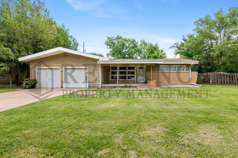 Foto principal - 614 N Brownthrush Ln