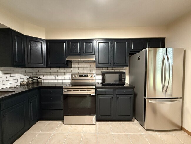 Foto del edificio - Beautiful 2 Bedroom Townhome - Only Steps ...