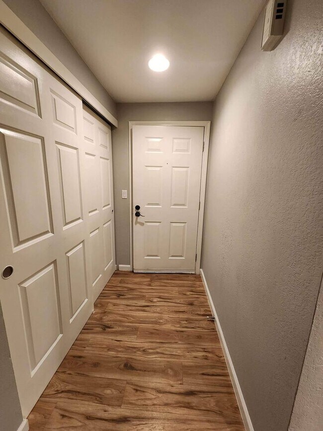 Foto del edificio - 2-bedroom condo close to freeway and ferri...