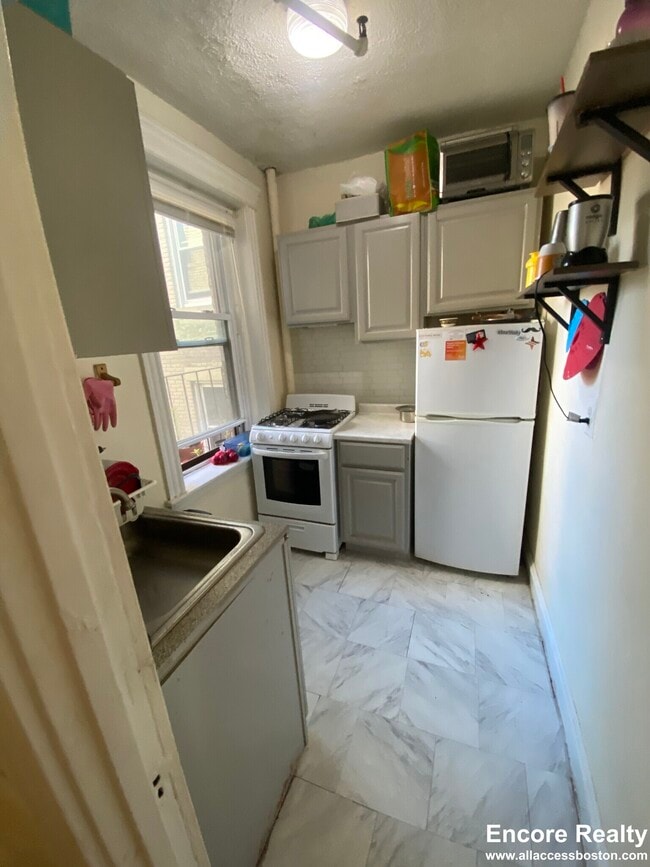 Building Photo - 364 Riverway