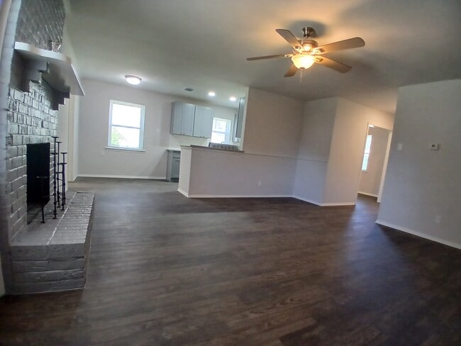 Open concept living room with breakfast nook - 3924 Sun Valley Ct