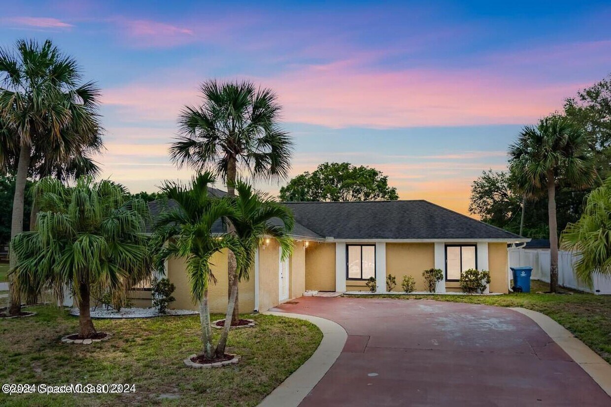 Foto principal - 1796 Dwyer Pl NE