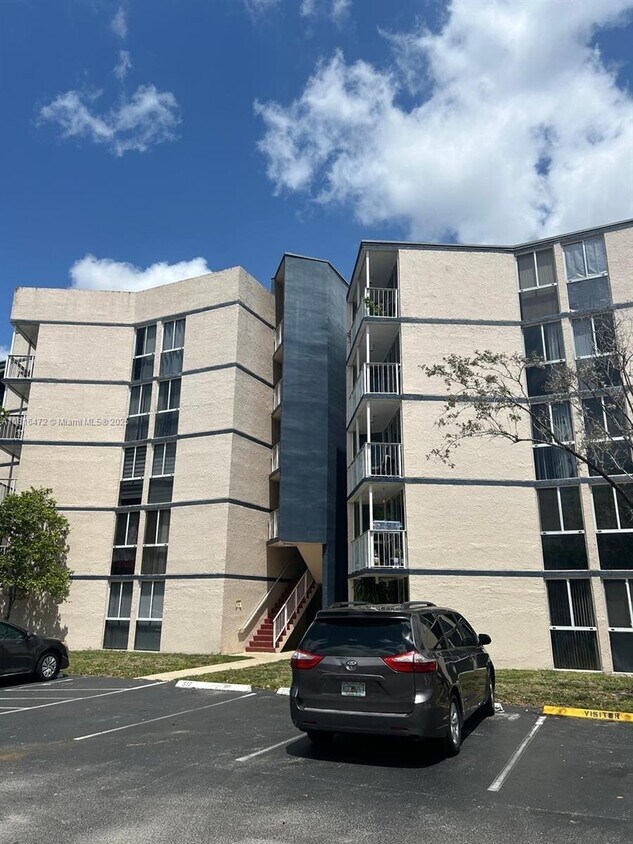 Foto principal - 6955 NW 186th St