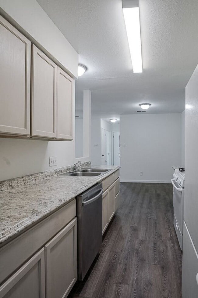 Building Photo - 701 Country Aire Dr