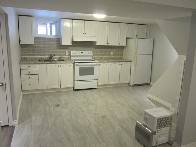 Photo du bâtiment - SPACIOUS 2-BEDROOM LEGAL APARTMENT FOR REN...