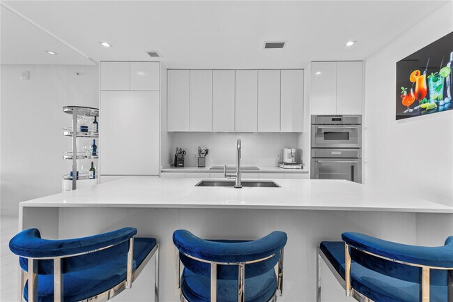 Foto del edificio - 700 NE 24th St