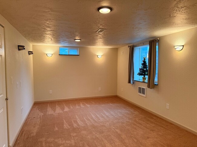 Building Photo - Room for rent downtown Coeur d Alene