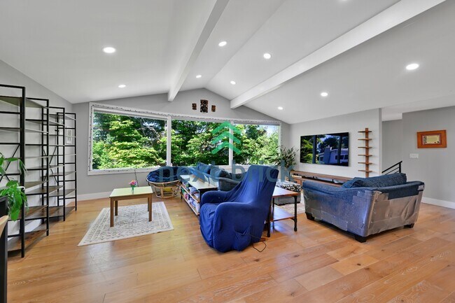 Foto del edificio - "Spacious 4-Bedroom Retreat with 3 Baths in the Heart of Kirkland – 2,480 Sq. Ft. of Pure Comfort!"