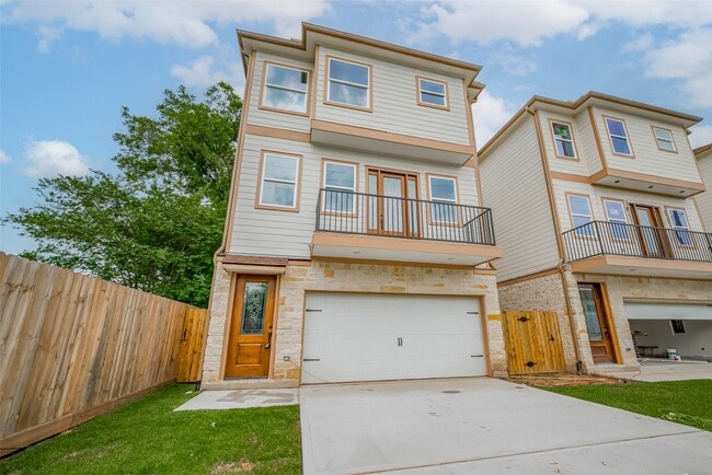 Building Photo - 2206 Hoskins Dr