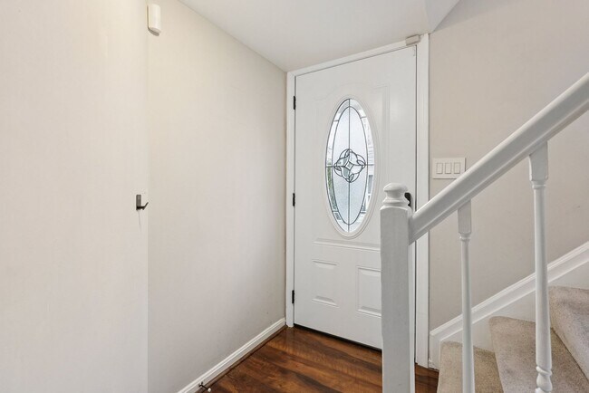 Foto del edificio - Welcome home to this beautifully updated end-unit townhome in the heart of Kingstowne — one of No...