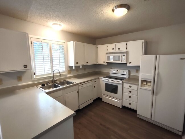 Building Photo - Beautiful Townhome located in Quail Hollow!