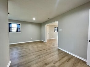 Building Photo - 817 N Valderas St