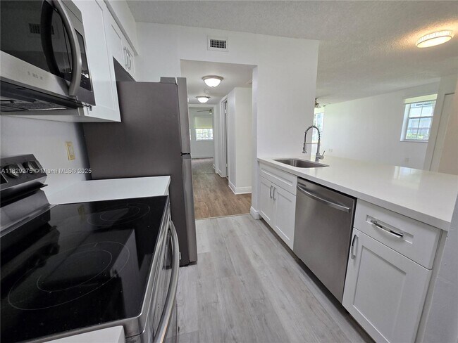 Foto del edificio - 2890 N Oakland Forest Dr