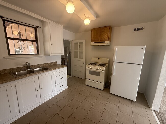 Building Photo - 426 Dolores Dr NW