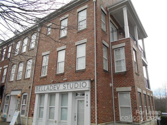 Foto del edificio - 8734 Arbor Creek Dr