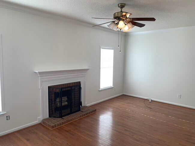 Building Photo - 328 Thornbush Ct