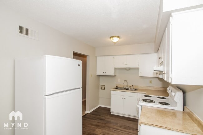 Building Photo - 6875 Embassy Cir