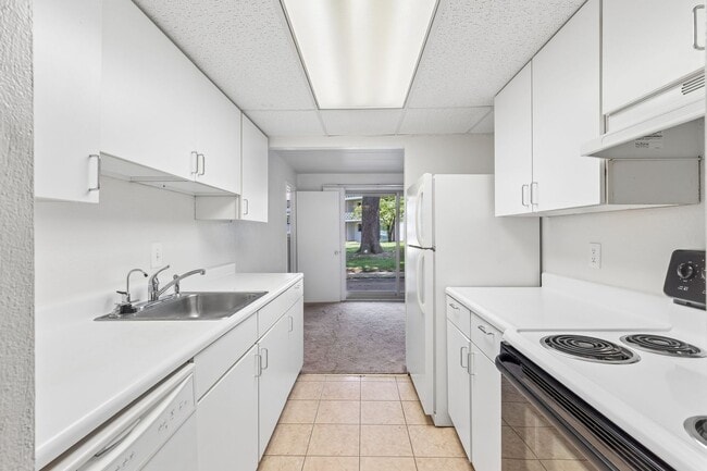Photo - Racquet Club Apartments