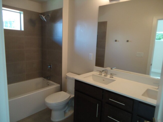 Building Photo - Midtown luxury! 2 bed/2 bath/1 car garage ...