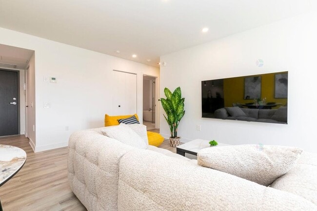 Building Photo - 425 Rue Joliette