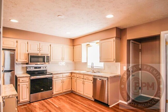 Foto del edificio - Charming 6 Bed 2 Bath Home Near the Offutt