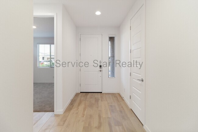 Building Photo - 16949 W Evergreen Rd