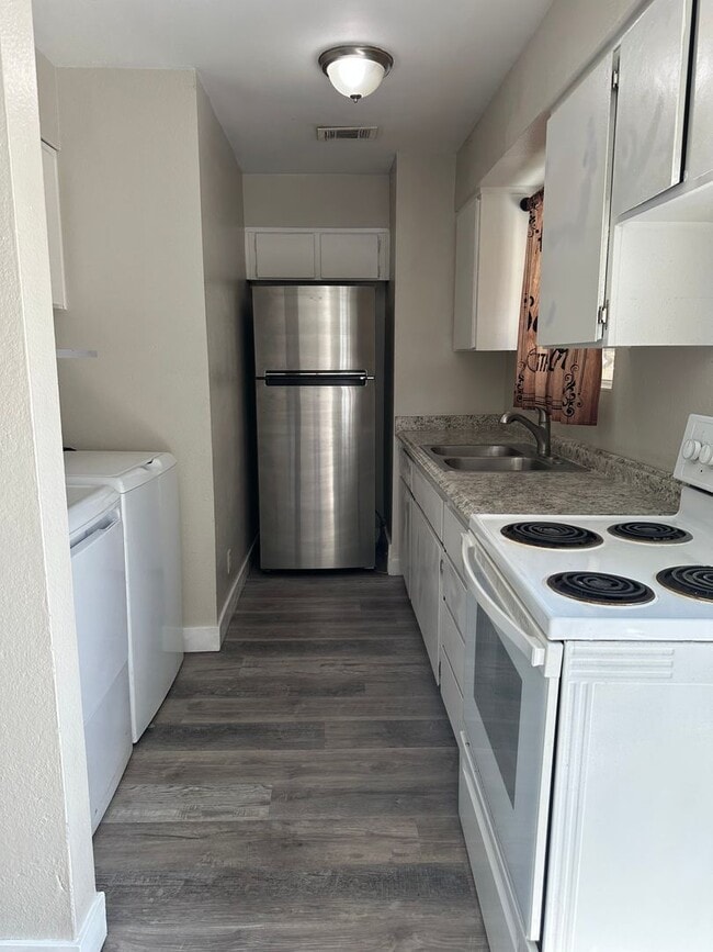 Building Photo - Three bedroom townhome with 2 car garage a...