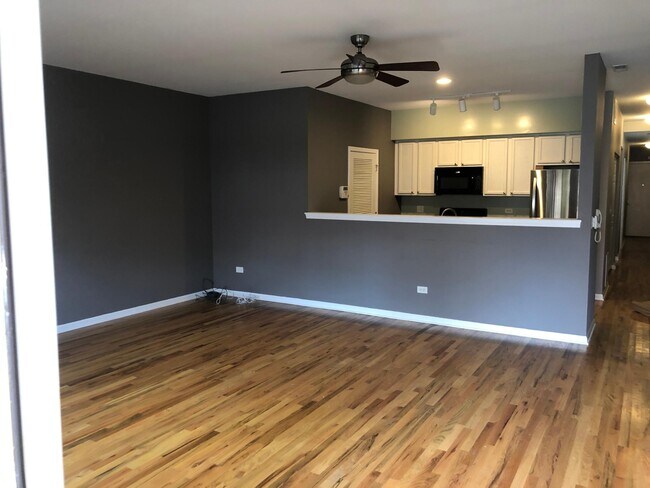 Living room - 2221 W Monroe St