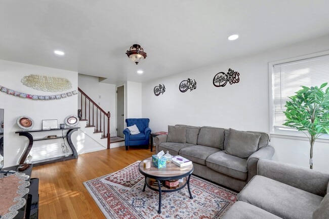 LIVINGROOM - 188 Luddington Ave