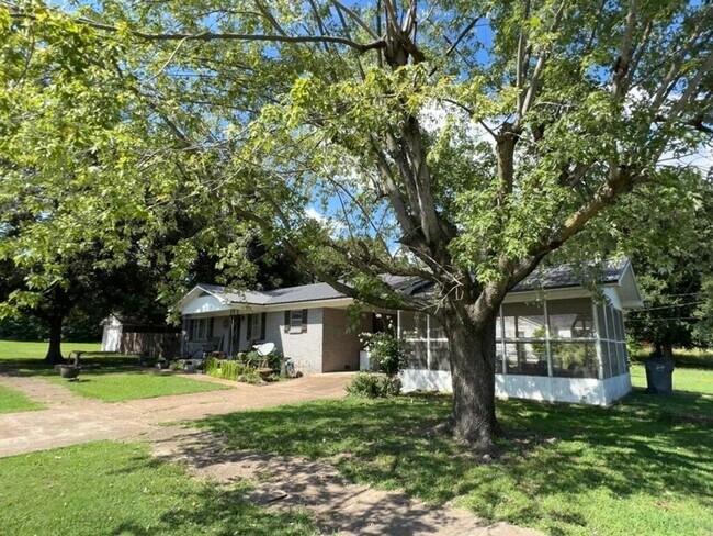 Foto del edificio - Beautiful Home with Storage and a corner Lot!
