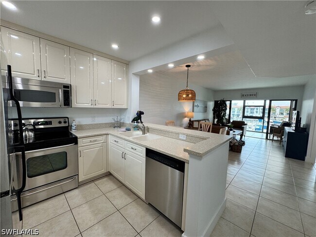 Building Photo - 801 River Point Dr
