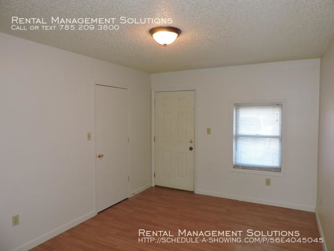 Building Photo - bedroom in Topeka KS 66608