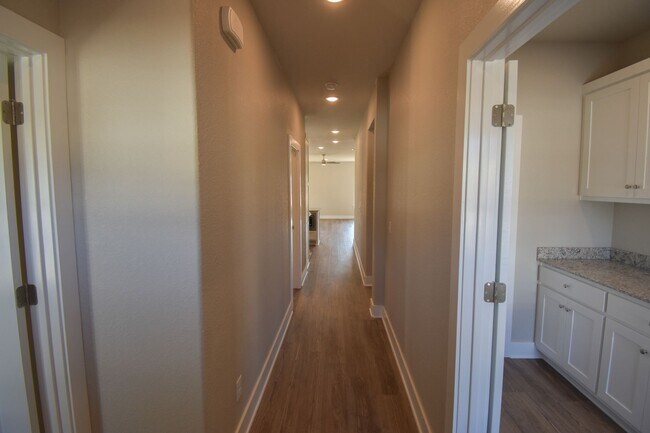 Building Photo - 4 bed 4 bath home in Rogers, AR!!