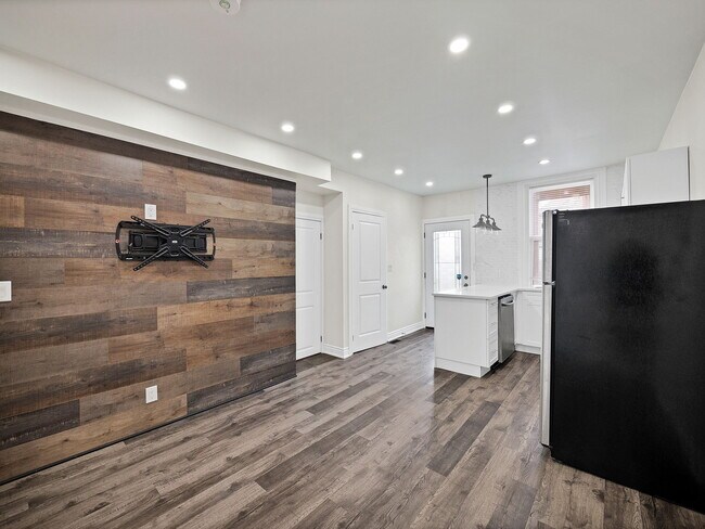 Building Photo - 33 Fairleigh Ave N