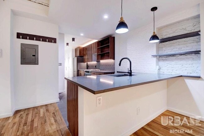 Building Photo - 4 bedroom in New York NY 10003