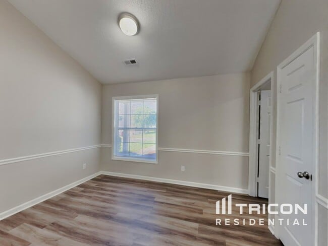 Building Photo - 3600 Amos Dr