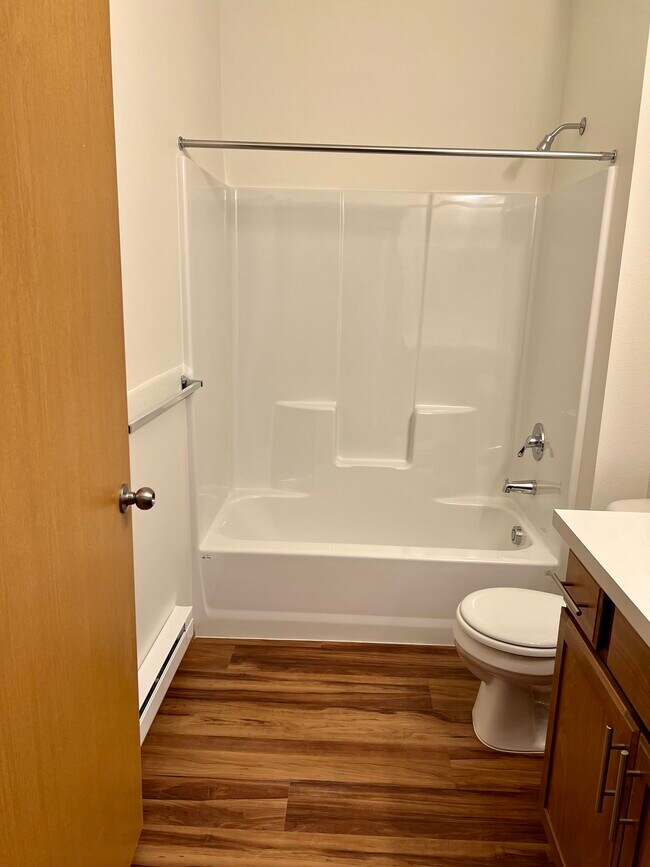 Guest Bathroom 3x2 Detached - Bluegrass Farms Apartments
