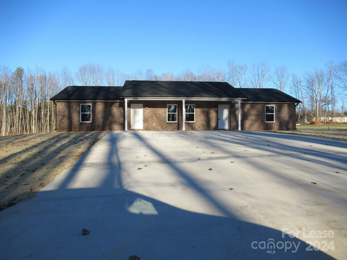 3792 English Oak Dr, Lincolnton, NC 28092 Room for Rent in Lincolnton