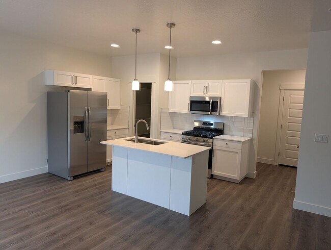 Building Photo - Move In Ready 4 Bedroom Home!