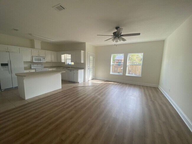 Foto del edificio - Spacious 3Bed/2Ba Home, Centrally Located ...