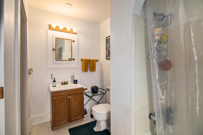 Foto del edificio - 407 N Ashley St