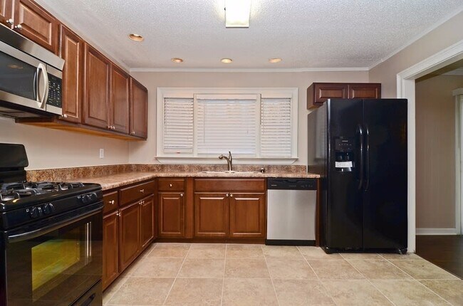 Building Photo - 2100 Summerville Ct