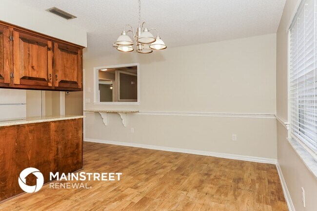 Building Photo - 1325 N Circle Dr